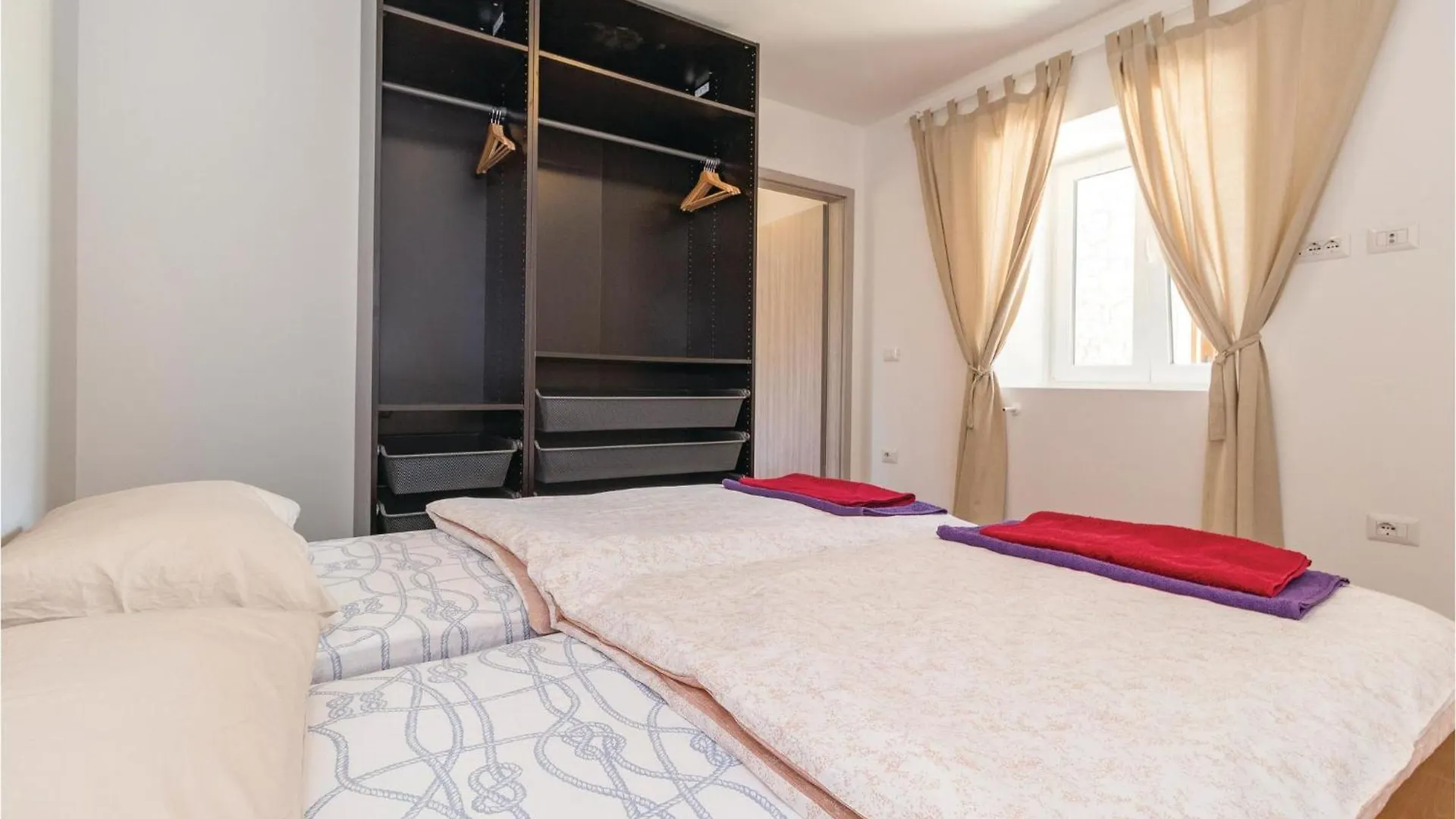 Дом отдыха Awesome Home In Marcana With Kitchen Orbanici